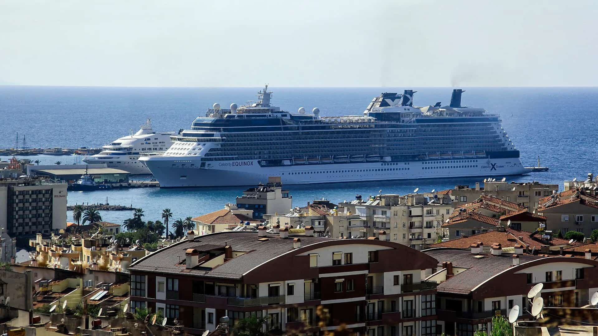 Puerto y ciudad de Kusadasi para elegir un tour