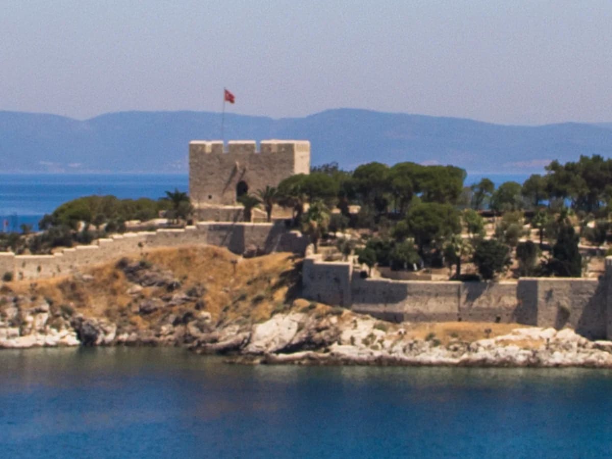Güvercinada et côte pour créer une excursion à Kusadasi